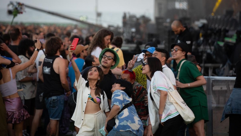 Un grupo de personas durante la cuarta jornada del Festival Primavera Sound Barcelona, en Sant Adriá de Besòs, a 9 de junio de 2022, en Barcelona.