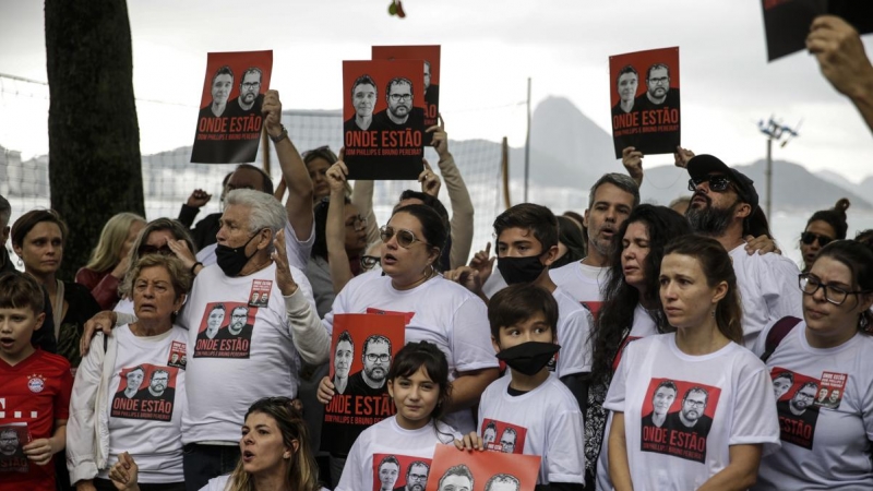 Familiares y allegados de Dom Philips y de Bruno Araújo participan de un acto de protesta por sus desapariciones, a 12 de junio de 2022.