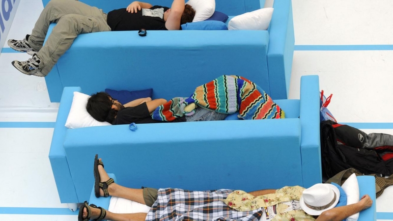 14/06/2022 - Imagen de archivo de personas dormidas mientras participaban en el primer Campeonato de la Siesta el 21 de octubre de 2010 en un centro comercial a las afueras de Madrid.