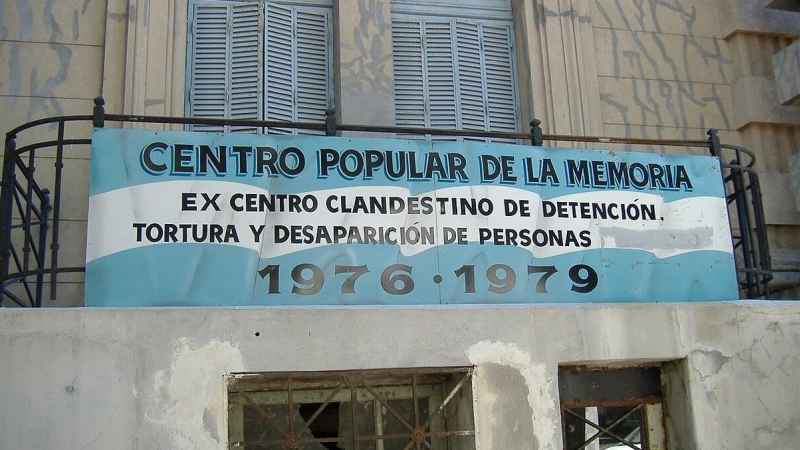 15/06/2022 - Imagen de un letrero en la fachada de lo que fue el Servicio de Informaciones de la Policía de Santa Fe, (Argentina).