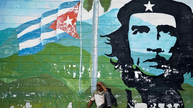 15/06/2022 - Imagen de archivo de un cubano descansando junto a un grafiti del cubano Ernesto 'Che' Guevara en la Habana (Cuba), el 31 de marzo de 2017.