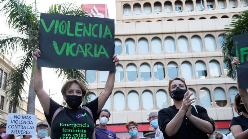 Un mujer con un cartel en el que se lee: 'Violencia vicaria', participa en una concentración feminista en la Plaza de la Candelaria en repulsa por 'todos los feminicidios', a 11 de junio de 2021, en Santa Cruz de Tenerife.