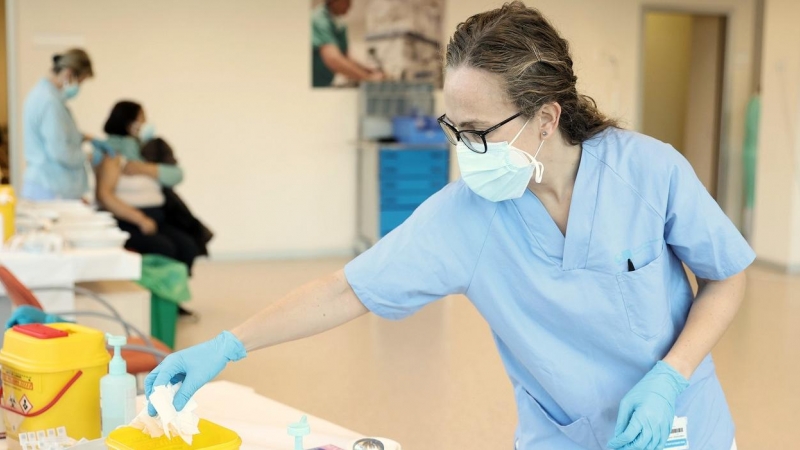 15/06/2022 Una enfermera prepara una vacuna contra el Covid-19, en el Hospital Infanta Sofía, a 30 de diciembre de 2021, en San Sebastián de los Reyes, Madrid, (España).