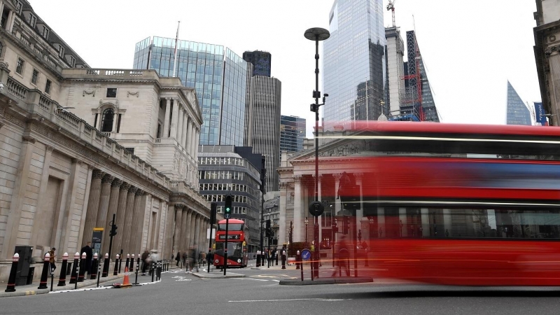 Un autobús londinense pasa cerca de la sede del Banco de Inglaterra, en la City. REUTERS/Toby Melville