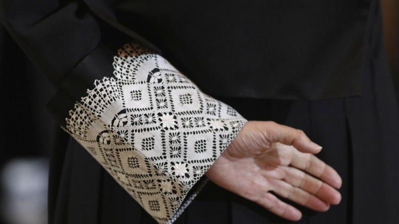 16/06/2022. Imagen de la mano de un juez, con la toga negra que visten en las vistas orales, a 9 septiembre de 2019.