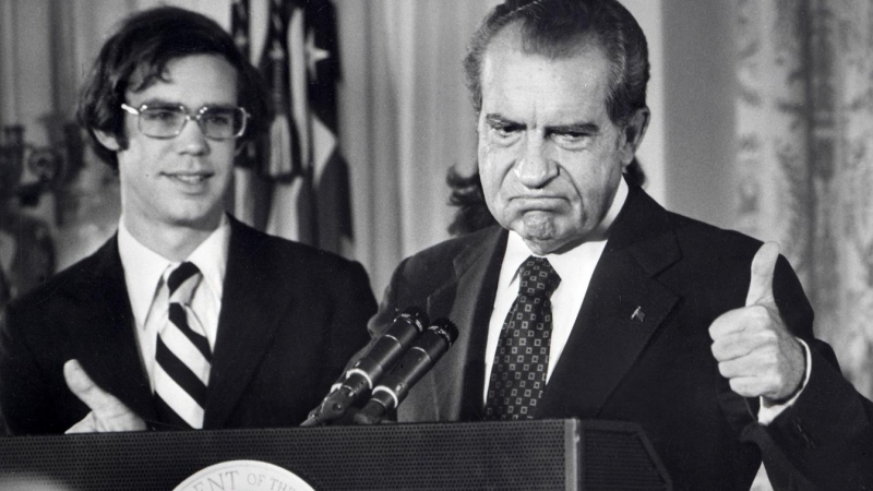 Foto del 9 de agosto de 1974 del presidente Richard Nixon, en la despedida del personal de la Casa Blanca, tras dimitir por el escándalo del Watergate, que estalló dos años antes. AFP