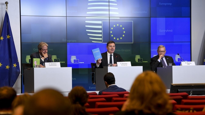 El presidente del Eurogrupo y ministro irlandés de Finanzas, Paschal Donohoe (c), con el comisario de Economía de la Ue, Paolo Gentilon (i), y el el director gerente del Mecanismo Europeo de Estabilidad (MEDE), Klaus Regling (d), en la rueda de prensa pos