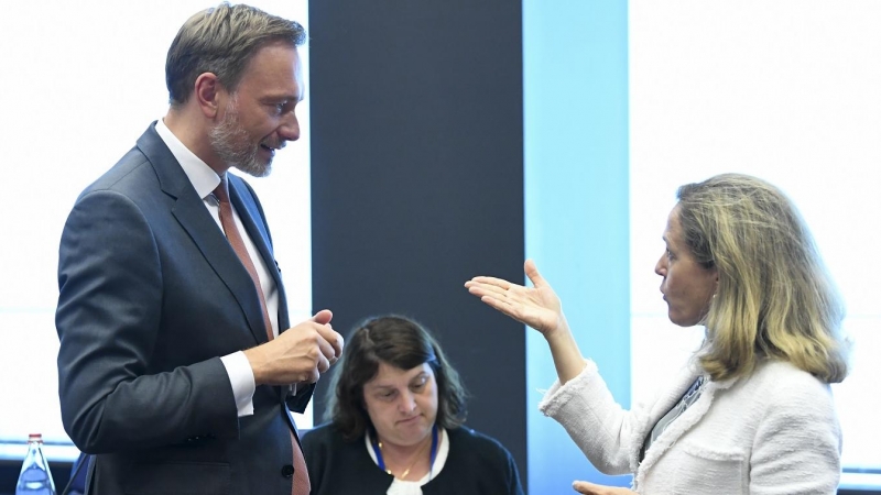 El ministro de Finanzas  aleman, Christian Lindner, conversa con la vicepresidenta primera y ministra de Asuntos Económicos, Nadia Calviño, al inicio de la reunión de los ministros de Finanzas de la Eurozona (Eurogrupo) en Luxemburgo.