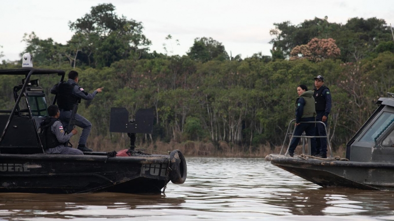 17/06/2022 - Agentes del equipo de búsqueda se dirigen al lugar donde estarían enterrados los cuerpos de Pereira y Phillips en Atalaia do Norte, estado de Amazonas (Brasil), el 15 de junio de 2022.