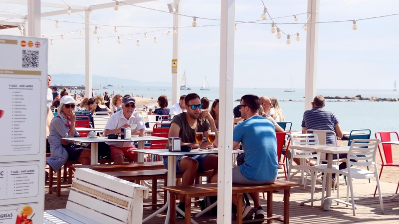 06/2022 - Una terrassa a la platja de la Barceloneta.