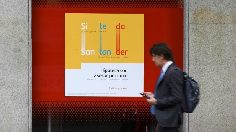 Una pareja pasa por delante de una sucursal del Banco Santander en el centro de Madrid. REUTERS/Isabel Infantes