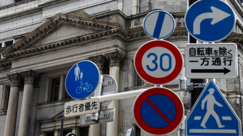 Diferentes señales de tráfico agrupadas, delante de la sede del Banco de Japón en Tokio. REUTERS/Kim Kyung-Hoon