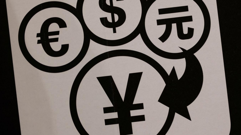 El símbolo del yen japonés junto con los de otras divisas (euro, dólar estadounidense y yuan chino) en una máquina de cambio de moneda en Tokio. REUTERS/Kim Kyung-Hoon