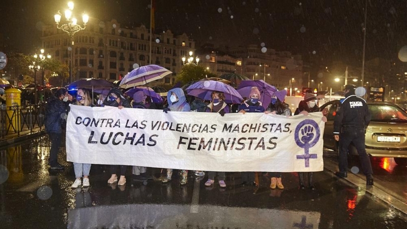 17/06/2022. Un grupo de personas participa en una manifestación convocada por la Comisión 8 de Marzo contra la violencia machista, desde la rotonda de Puertochico hasta la Plaza del Ayuntamiento, a 25 de noviembre de 2021, en Santander, Cantabria