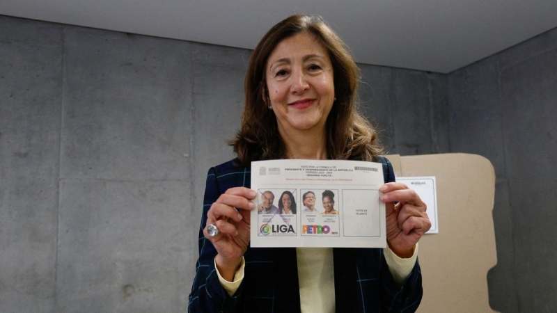 19/06/2022 Ingrid Betancourt muestra su tarjetón al acudir a votar en las elecciones de Colombia en el colegio de Bogotá