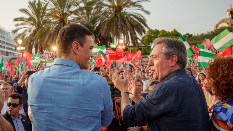 El presidente del Gobierno, Pedro Sánchez, y el candidato del PSOE a la presidencia de la Junta de Andalucía, Juan Espadas, al comienzo del acto de cierre de campaña de su partido el pasado jueves en el Muelle de las Delicias de Sevilla.