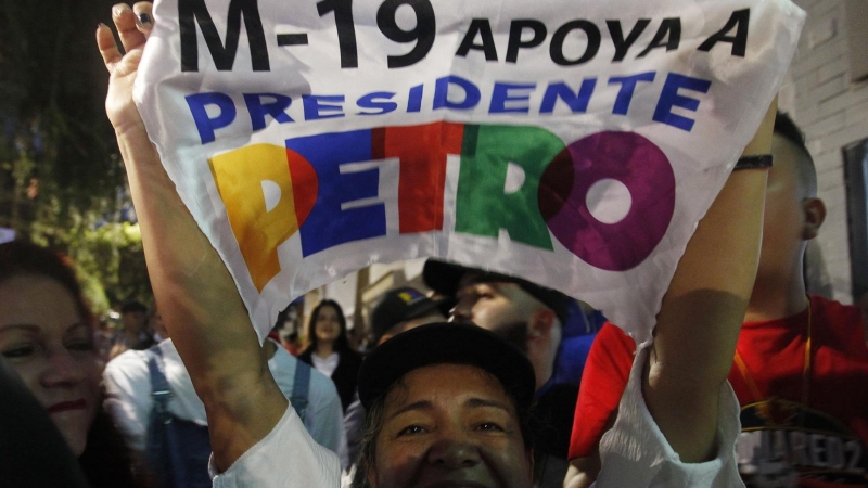 Simpatizantes del presidente electo de Colombia, Gustavo Petro, celebran tras los resultados de las elecciones presidenciales hoy, en Bucaramanga (Colombia).