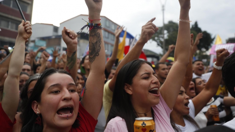 Simpatizantes del presidente electo de Colombia, Gustavo Petro, celebran tras los resultados de las elecciones presidenciales hoy, en Cali (Colombia)