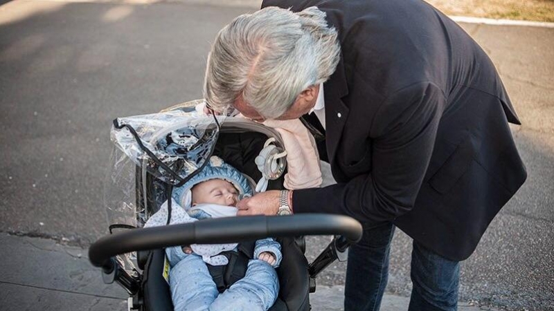 20/06/2022 - Imagen del mandatario argentino Alberto Fernández junto a su hijo.