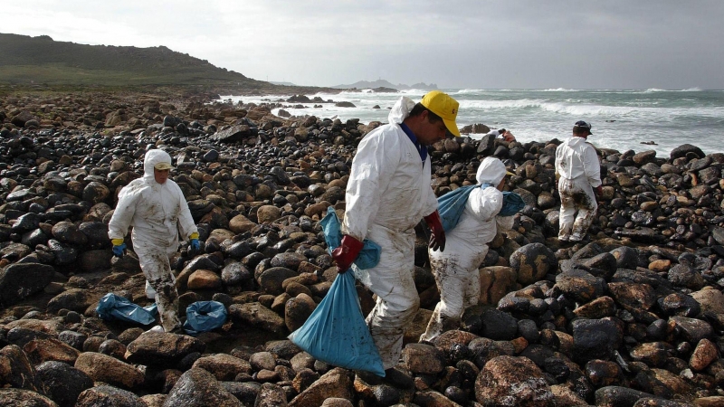 06/11/2003-Las 'Brigadas de Medio Ambiente' trabajando en Enseada do Trece, cerca del Cabo Vilano, en la aldea de Camarinas, el 6 de noviembre de 2003, en las costas del noroeste de España, en la región de Galicia tras la catástrofe del 'Prestige'