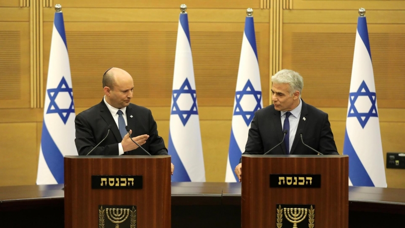 20/06/2022-El primer ministro israelí, Naftali Bennett y el ministro de Asuntos Exteriores, Yair Lapid, hacen una declaración a los medios de comunicación en la Knesset, en Jerusalén, el 20 de junio
