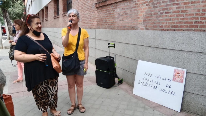 Rosi Santiago (izquierda) durante una protesta en el Área de Familias, Igualdad y Bienestar Social del Ayuntamiento de Madrid para buscar una solución ante su segundo desahucio.