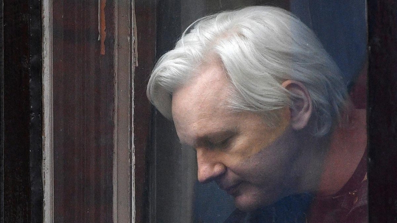 21/06/2022 - Imagen de archivo del fundador de Wikileaks, Julian Assange, en el balcón de la embajada de Ecuador en Londres, el 19 de mayo de 2017, (Reino Unido).
