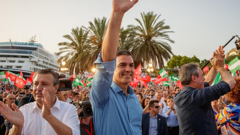 El presidente del Gobierno, Pedro Sánchez, y el candidato del PSOE a la presidencia de la Junta de Andalucía, en el acto de cierre de campaña electoral el pasado viernes 17 en Sevilla.