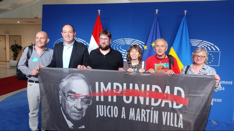 Miembros de asociaciones de víctimas del franquismo y de la Transición junto al eurodiputado Miguel Urbán.
