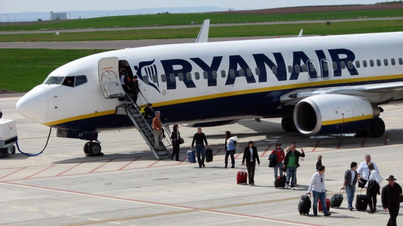Imatge d'arxiu de passatgers baixant d'un avió de Ryanair l'any 2010 a l'Aeroport de Lleida-Alguaire.