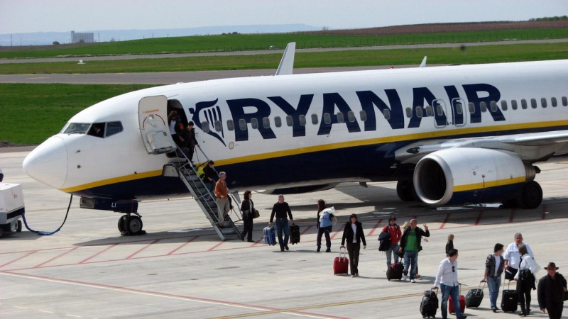 Imatge d'arxiu de passatgers baixant d'un avió de Ryanair l'any 2010 a l'Aeroport de Lleida-Alguaire.