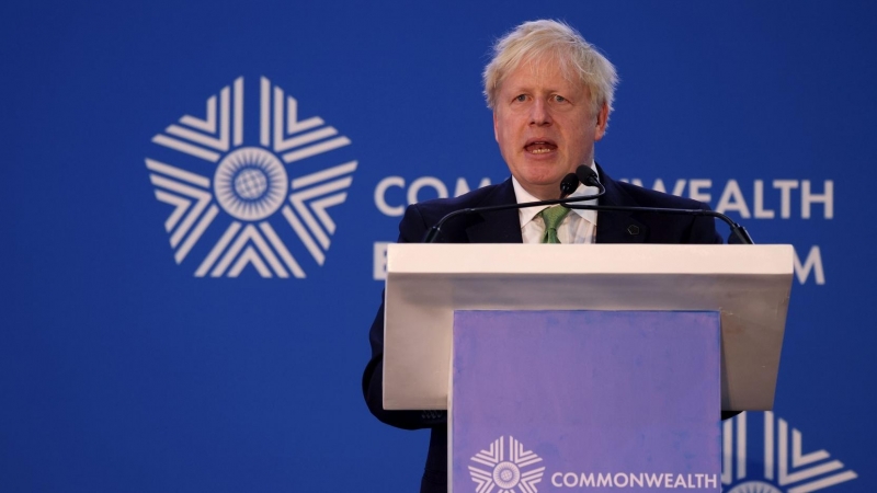 El primer ministro británico, Boris Johnson, pronuncia un discurso en un Foro Empresarial, durante la reunión de jefes de gobierno de la Commonwealth
