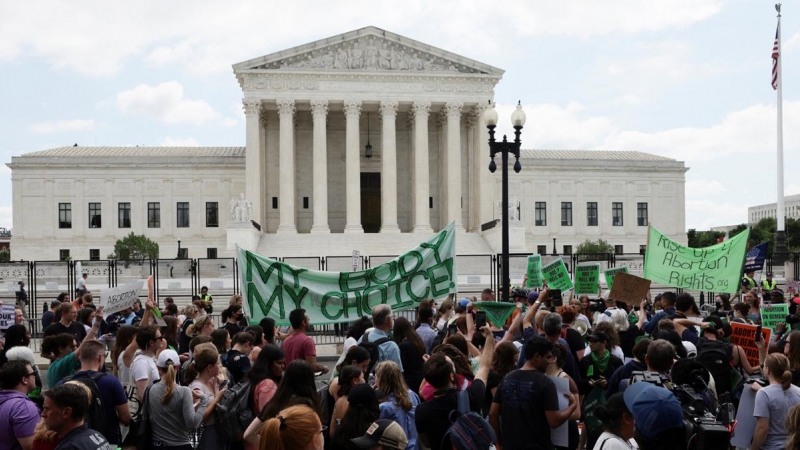 Cientos de personas protestan ante la sede del Tribunal Supremo de EEUU, en Washington, contra la decisión de revocar la constitucionalidad del derecho al aborto.