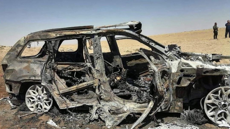 El vehículo en que viajaba Ferhat Shibli, uno de los principales responsables de la autonomía de Rojava, tras ser alcanzado el 17 de junio por otro dron turco.