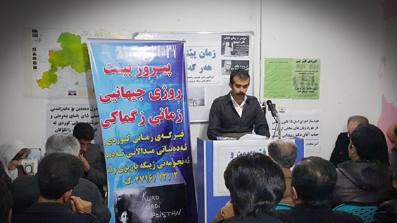 Rebwar Gholizadeh en una conferencia que pronunció el año 2016 en Bukan, antes de refugiarse en el Kurdistán iraquí, donde falleció como consecuencia de un ataque turco.
