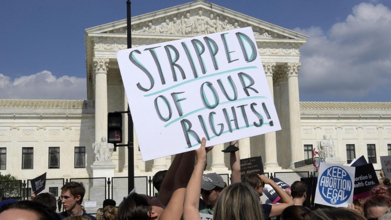 Una mujer sostiene una pancarta que dice 'Despojadas de nuestros derechos' hoy, durante una manifestación contra el fallo que prohíben el aborto, frente al Tribunal Supremo en Washington