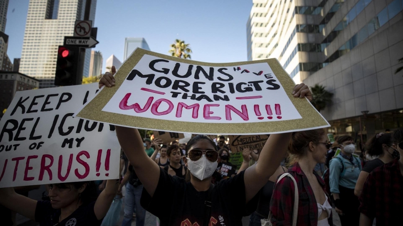 Manifestantes a favor del derecho a decidir protestan tras la decisión de la Corte Suprema de EE. UU. de revocar el fallo Roe v. Wade, en Los Ángeles, California, el 24 de junio de 2022