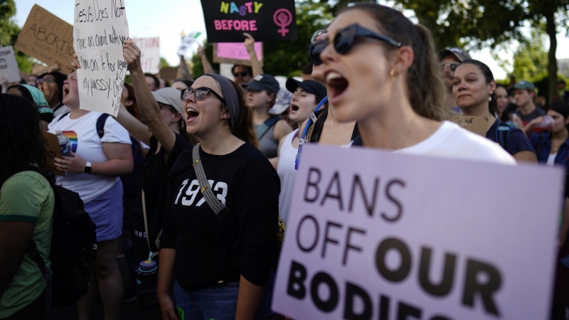 Activistas por el derecho al aborto protestan frente a la Corte Suprema en Washington, DC, EE. UU., 25 de junio de 2022.