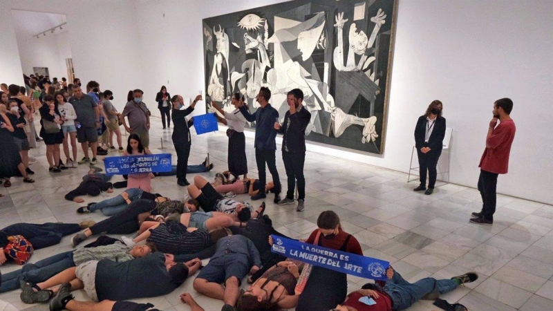 Performance de Rebelión o Extinción y Juventud por el Clima frente al 'Guernica' de Picasso, en el Museo Reina Sofía de Madrid, a 27 de junio de 2022.