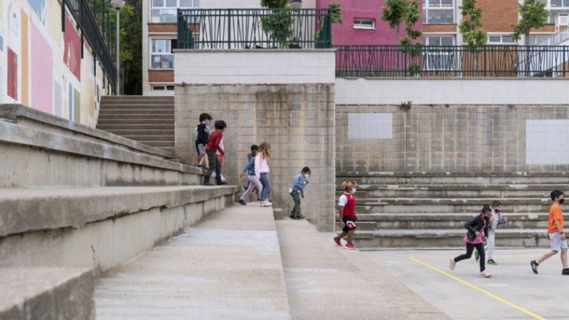 Un grup d'alumnes en el pati d'una escola de Barcelona.