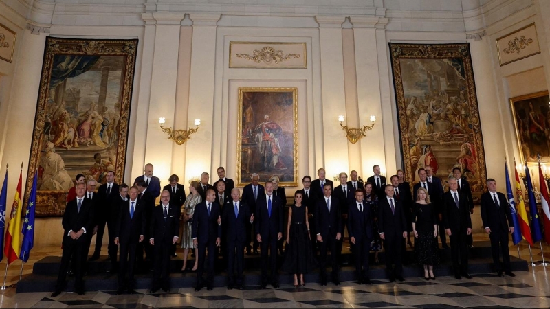 Los líderes de la OTAN posan par la foto de  familia con el rey Felipe VI y la reina Letizia antes de la cena de gala en el Palacio Real de Madrid. REUTERS/Susana Vera