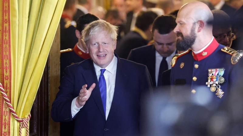 El primer ministro británico, Boris Johnson, a su llegada la sala donde se realiza la foto de familia de los líderes de la OTAN con el rey Felipe y la reina Letizia, antes de una la de gala en el Palacio Real de Madrid. REUTERS/Jonathan Ernst/Pool