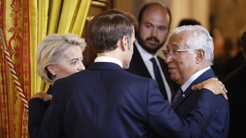 El presidente francés, Emmanuel Macron, conversa con la presidenta de la Comisión Europea, Ursula von der Leyen, y el primer ministro portugués, António Costa, durante la recepción a los jefes de Estado y jefes de Gobierno de la OTAN en el  Salón de Alaba