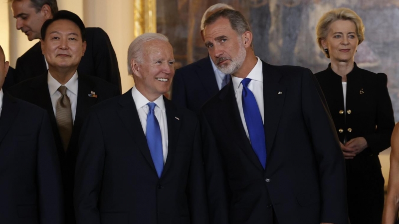 El rey Felipe VI junto al presidente de EEUU, John Biden, durante la foto de familia de los lideres de la OTAN antes de la cena de gala en el Palacio Real de Madid. EFE/JUANJO MARTIN POOL