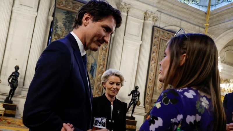 El primer ministro de Canada, Justin Trudeau, con la primera ministra de Islandia, Katrin Jakobsdottir, en la recepción del Palacio Real a los líderes de la OTAN. REUTERS/Jonathan Ernst/Pool