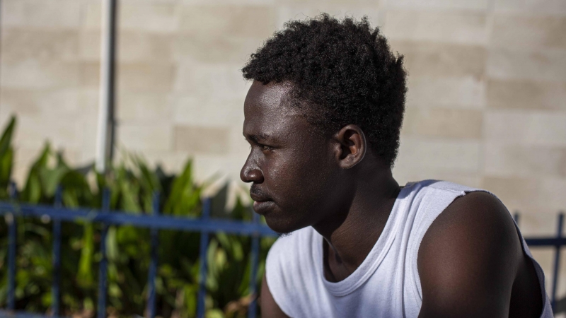 Ousman Jadedi, sudanés de 21 años, lleva en el CETI de Melilla desde marzo, cuando logró saltar la valla junto a otras 500 personas.