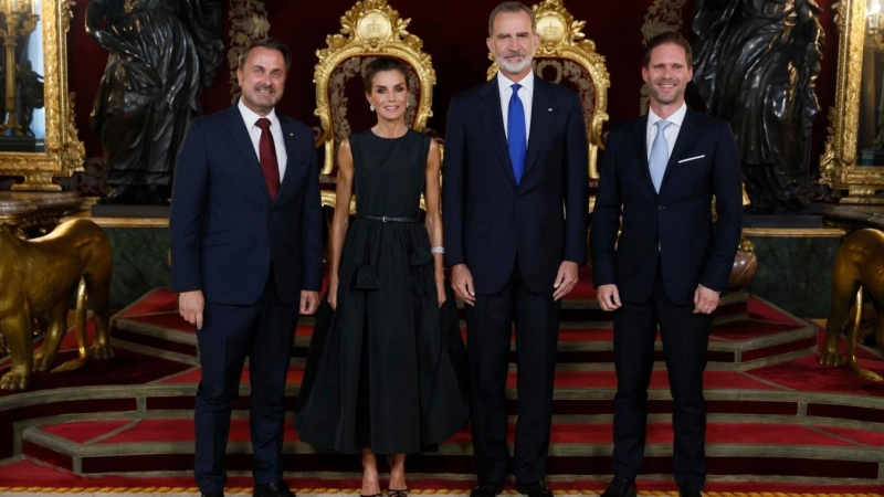 (28/6/22) Felipe VI y Letizia posan junto al primer ministro de Luxemburgo, Xavier Bettel y su marido, Gauthier Destenay, durante la recepción de la cena en el Palacio Real.