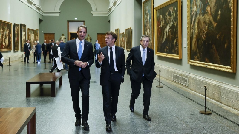(I-D) El primer ministro griego, Kyriakos Mitsotakis, el presidente de Francia, Emmanuel Macron, y el primer ministro de Italia, Mario Draghi, a su llegada a la cena que el jefe del Ejecutivo ofrece a los jefes de Estado y jefes de Gobierno que participan