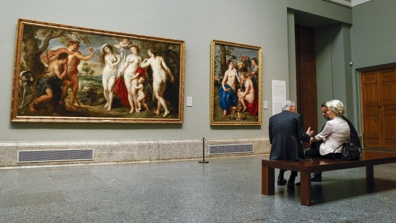 La presidenta de la Comisión Europea, Ursula von der Leyen (c), conversa con el presidente luxemburgués, Xavier Bettel (d), y el primer ministro noruego, Jonas Gahr Støre (i), a su llegada al Museo del Prado donde el jefe del Ejecutivo ofrece una cena a l