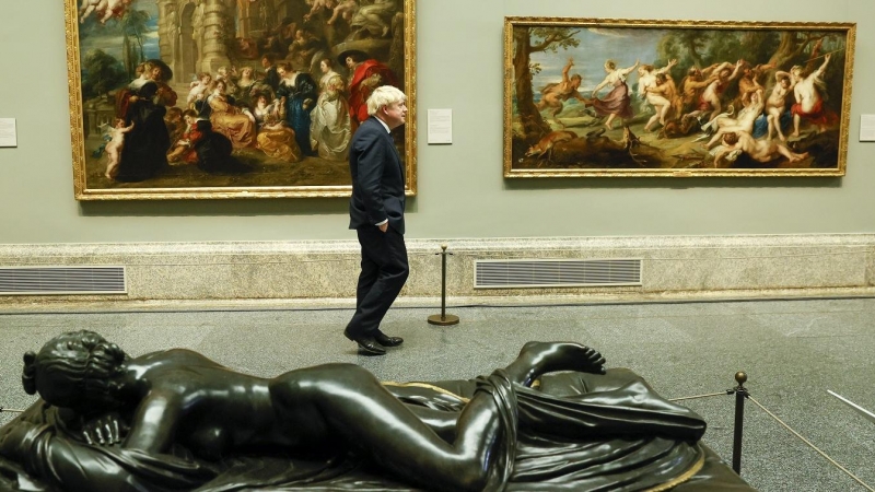 El primer ministro del Reino Unido, Boris Johnson, en su visita al Museo del Prado antes de la cena de trabajo que ofrece el presidente del Gobierno, Pedro Sánchez, a  los líderes de la Alianza Atlántica y los cuatro presidentes de la Unión Europea que no